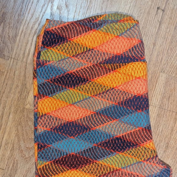 🌈 LuLaRoe Tall & Curvy Leggings - Vibrant Fall Vibes! 🍂✨ - Picture 2 of 4